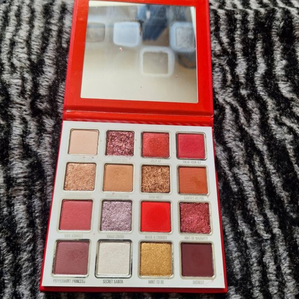 🎅 Kylie Cosmetics – “Dear Santa, Love Kylie” Holiday Eyeshadow Palette